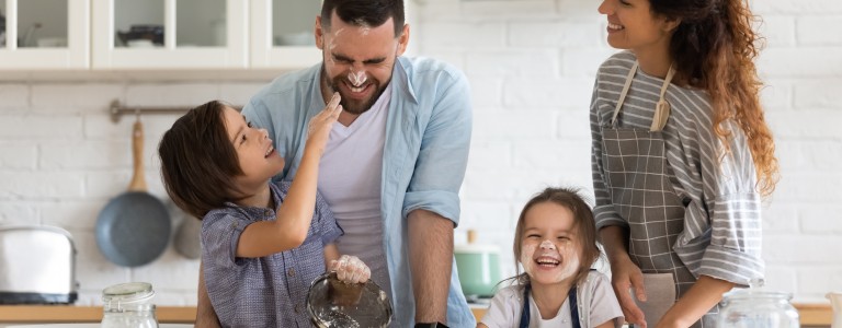 Familia cocinando