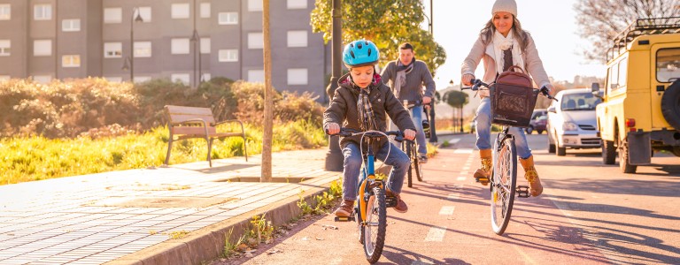 Familia andando en bicicleta