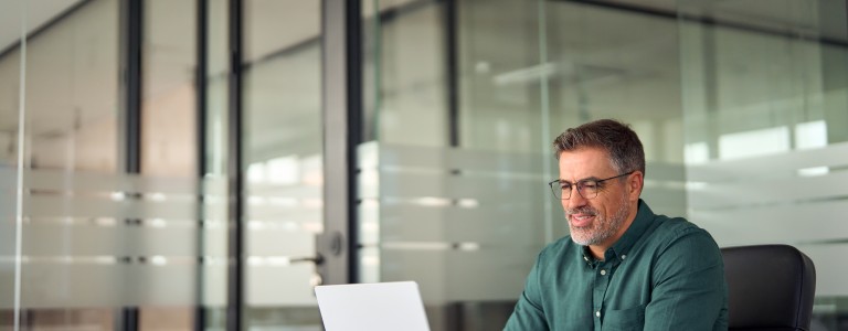 Hombre frente a su computador