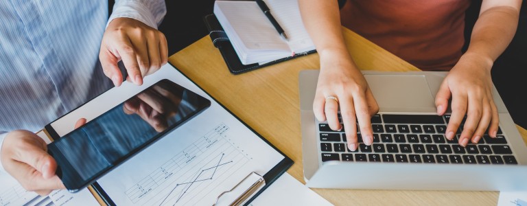 Personas trabajando con computador y tablet